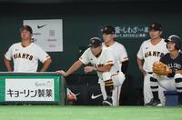 　７回、キャベッジの打席を見つめる阿部監督（中央）＝撮影・石井剣太郎