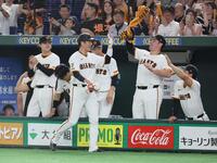 　８回、勝ち越し犠飛を放った坂本（手前）を迎える巨人ベンチ（撮影・石井剣太郎）