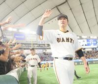 　試合を終えファンに手を振る坂本（撮影・石井剣太郎）