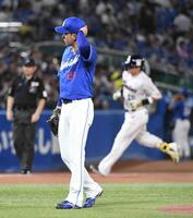 　４回、金丸は村上（右）に１９号２ランを打たれる（撮影・佐藤厚）