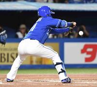 　６回、金丸は捕前に３打席連続で送りバントを決める（撮影・佐藤厚）