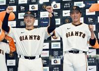 　ヒーローインタビューを終え、ポーズをとる坂本（右）と岸田