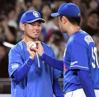 　松山（右）からウイニングボールを渡される金丸（撮影・佐藤厚）