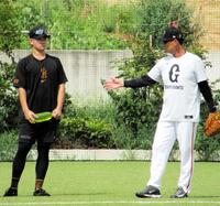 　話し込む桑田２軍監督と井上