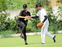 　アドバイスを送る桑田２軍監督と井上（左）