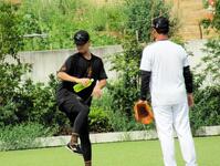 　話し込む桑田２軍監督（右）と井上