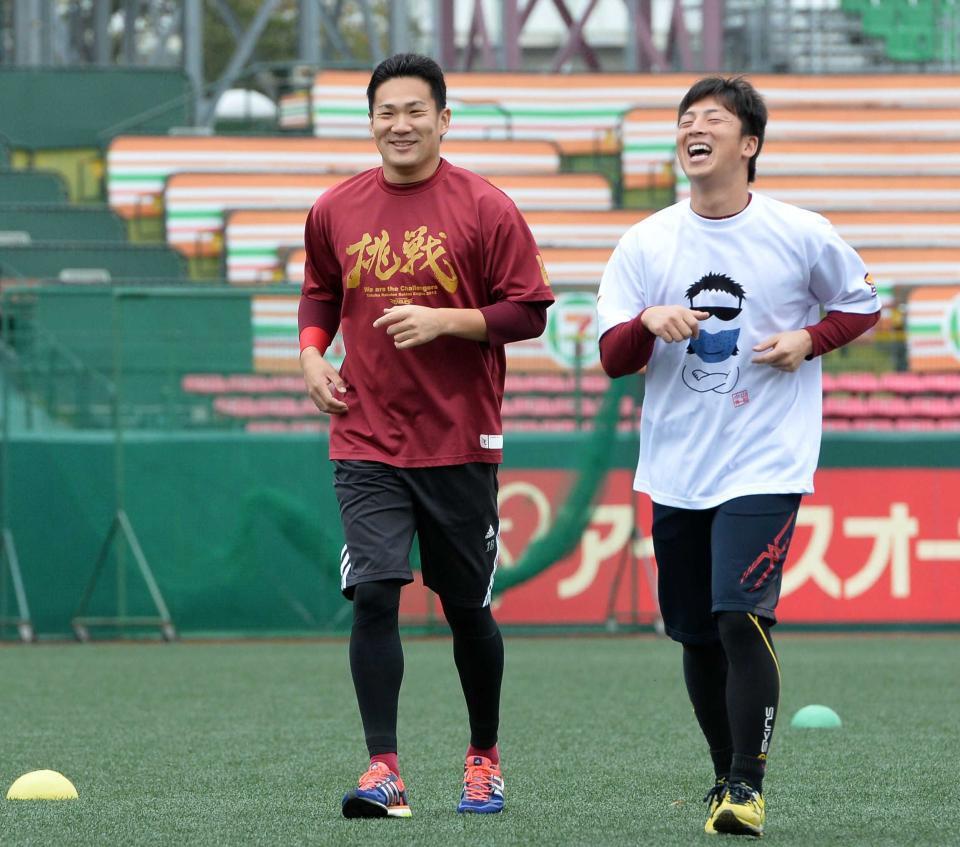 ２０１３年１０月、日本シリーズに向け笑顔で調整する楽天・田中将大。右は美馬