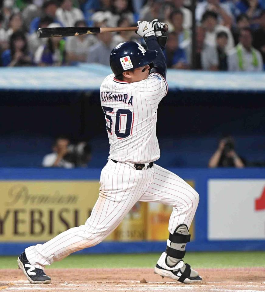 　６回、北村恵は右中間に逆転の２点適時二塁打を放つ（撮影・佐藤厚）