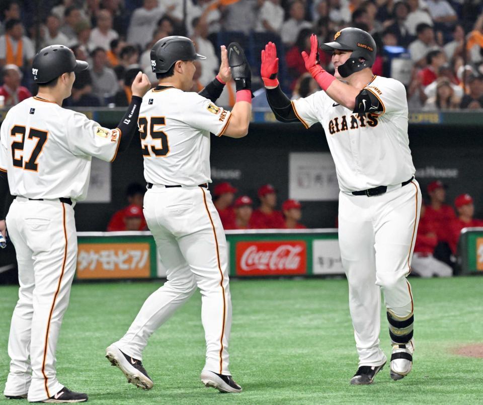 　１回、満塁本塁打を放ち、二走岸田（左）、三走岡本（中央）とタッチを交わすリチャード