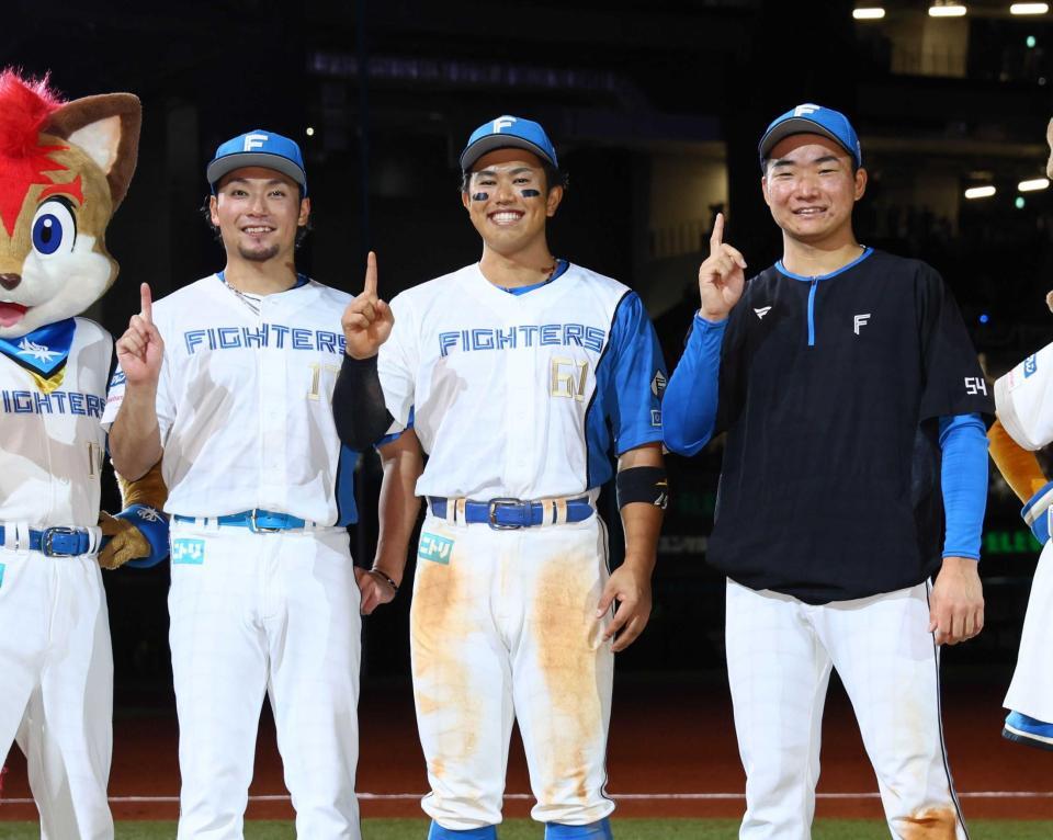 　執念ポーズで記念撮影に応じる（左から）伊藤、今川、山県