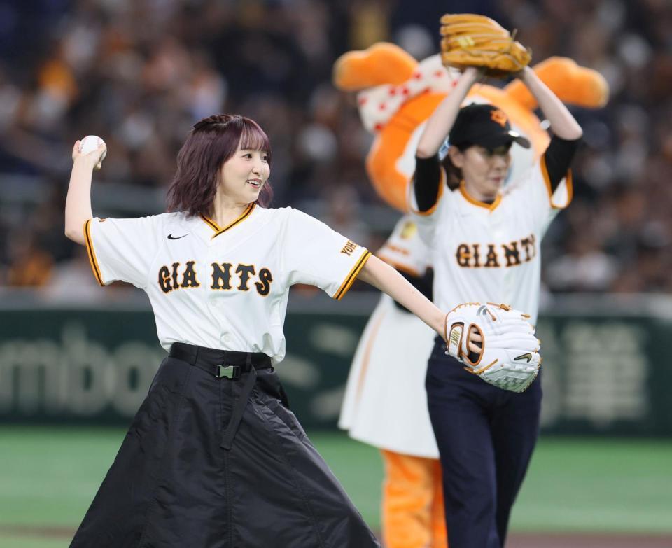 　始球式に臨む田中美海、三石琴乃（奥）＝撮影・石井剣太郎