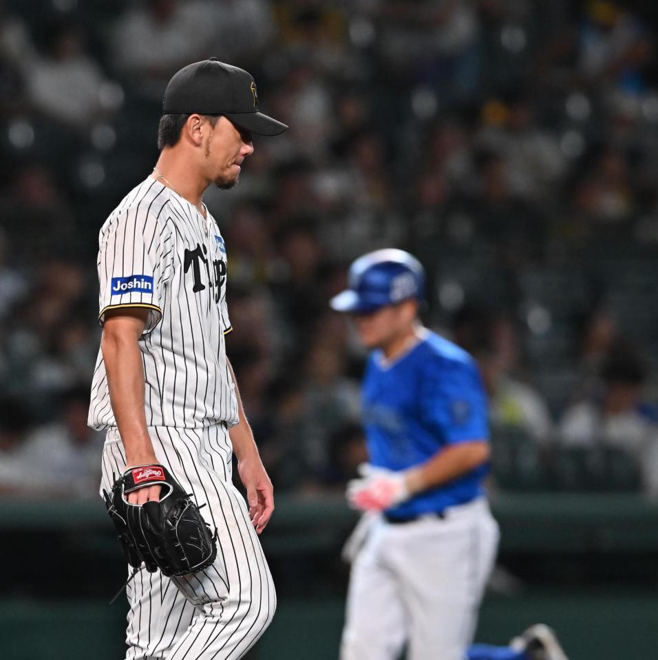 　４回、筒香（右）に逆転３ランを浴びた伊藤将（撮影・西田忠信）