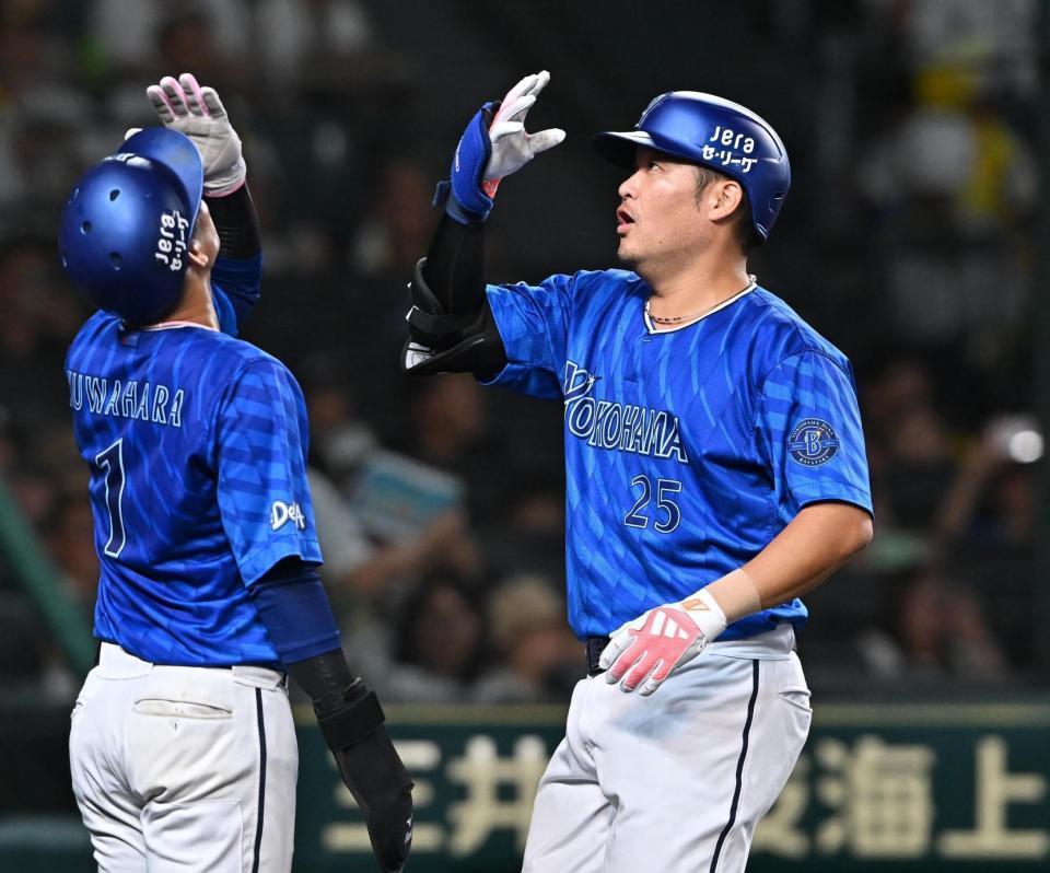 　４回、逆転３ランを放ち生還する筒香（右）＝撮影・西田忠信