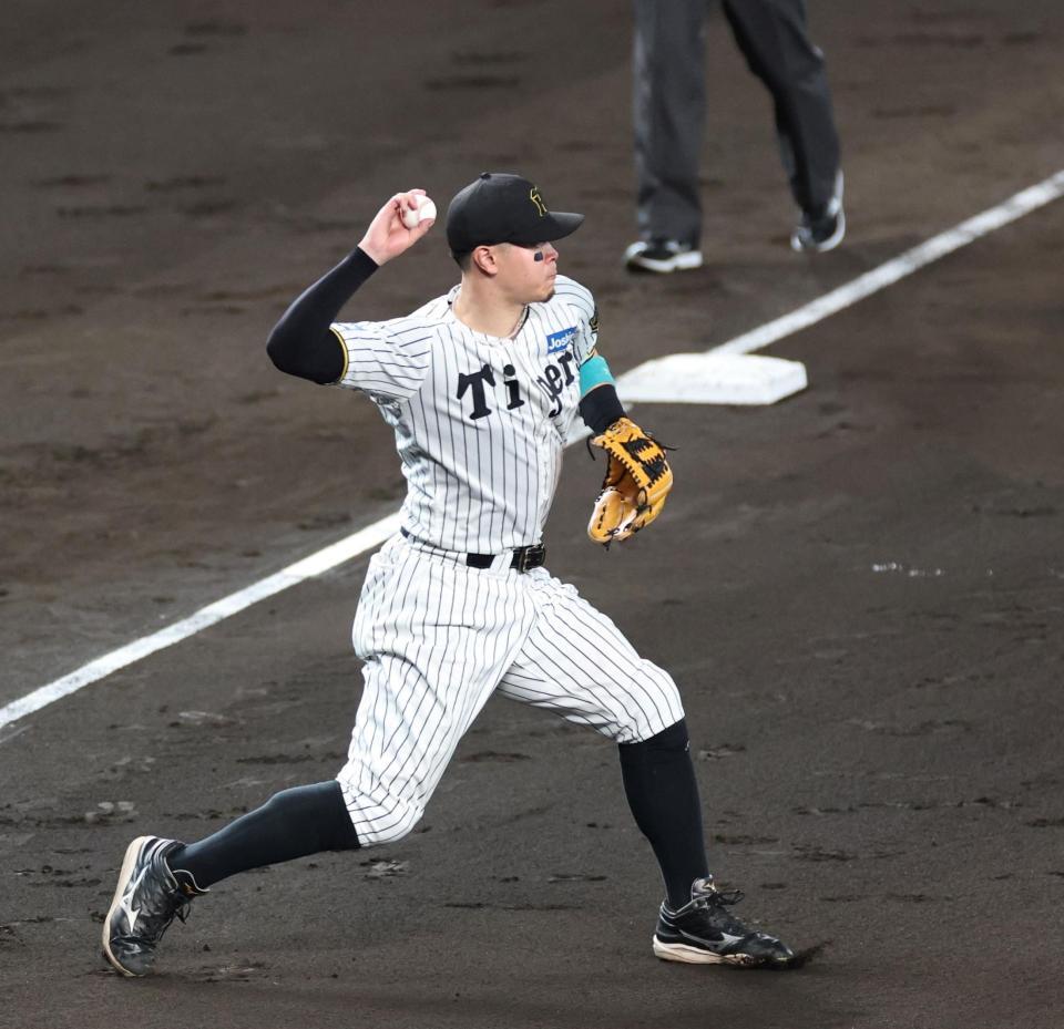 　４回、佐藤輝は桑原のバントを二塁へ送球するも野選となる（撮影・北村雅宏）