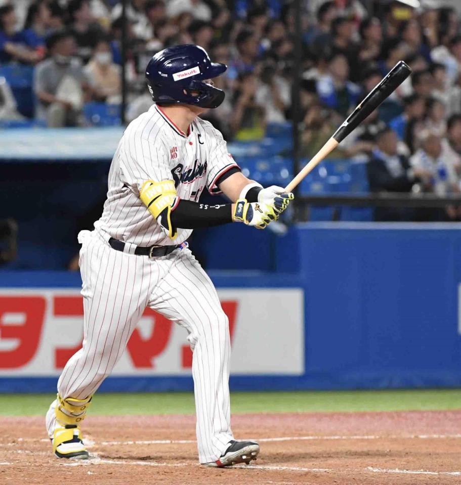 　４回、村上は左越えに１９号２ランを放つ（撮影・佐藤厚）