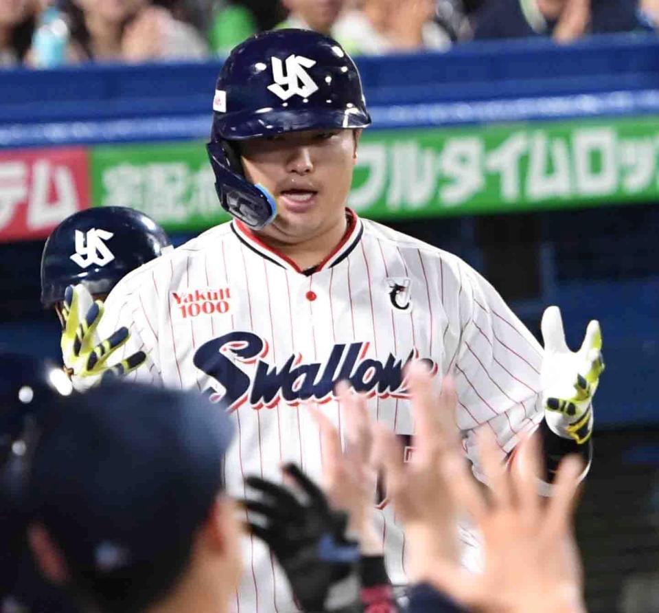 　５回、村上は１９号２ランを放ち、ナインに迎えられる（撮影・佐藤厚）