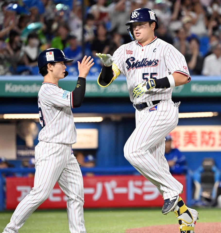 　４回、２ランを放ち一走・内山（左）とタッチを交わす村上