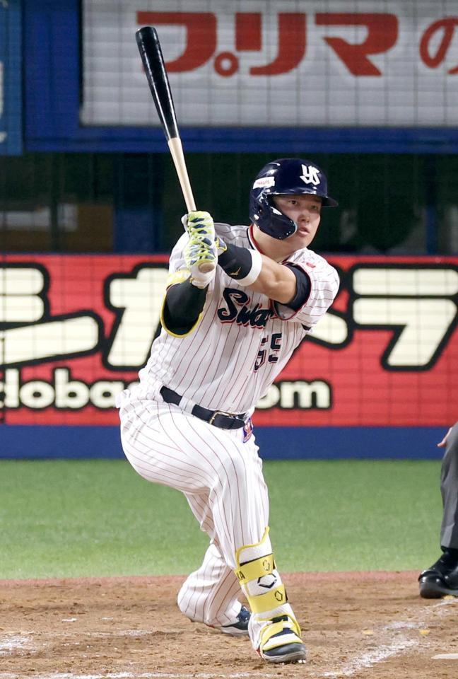 　４回、村上が左越え２ランを放つ