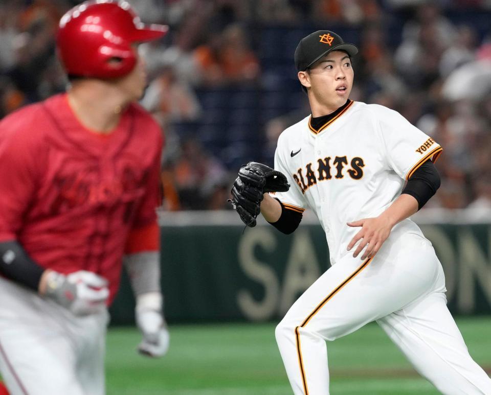 　１回、小園（手前）に先制打を許した森田