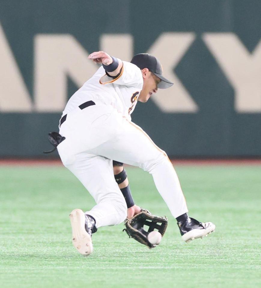 　３回、中村奨の打球を好捕する吉川（撮影・石井剣太郎）