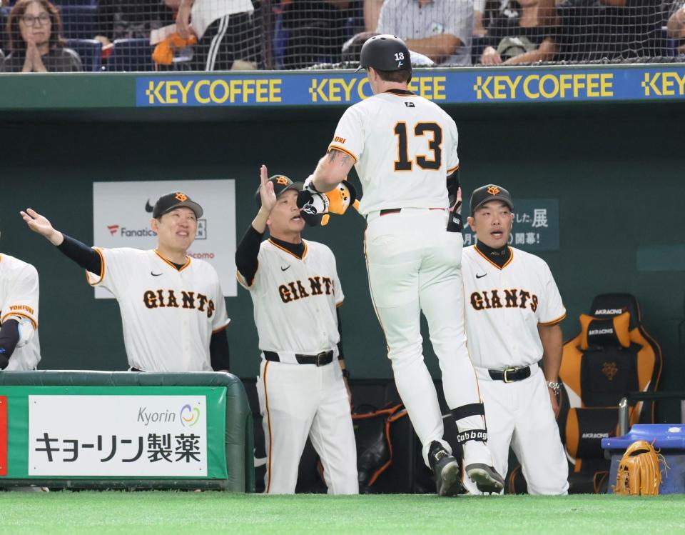 　１回、本塁打を放ったキャベッジ（１３）を迎える阿部監督（右端）＝撮影・石井剣太郎