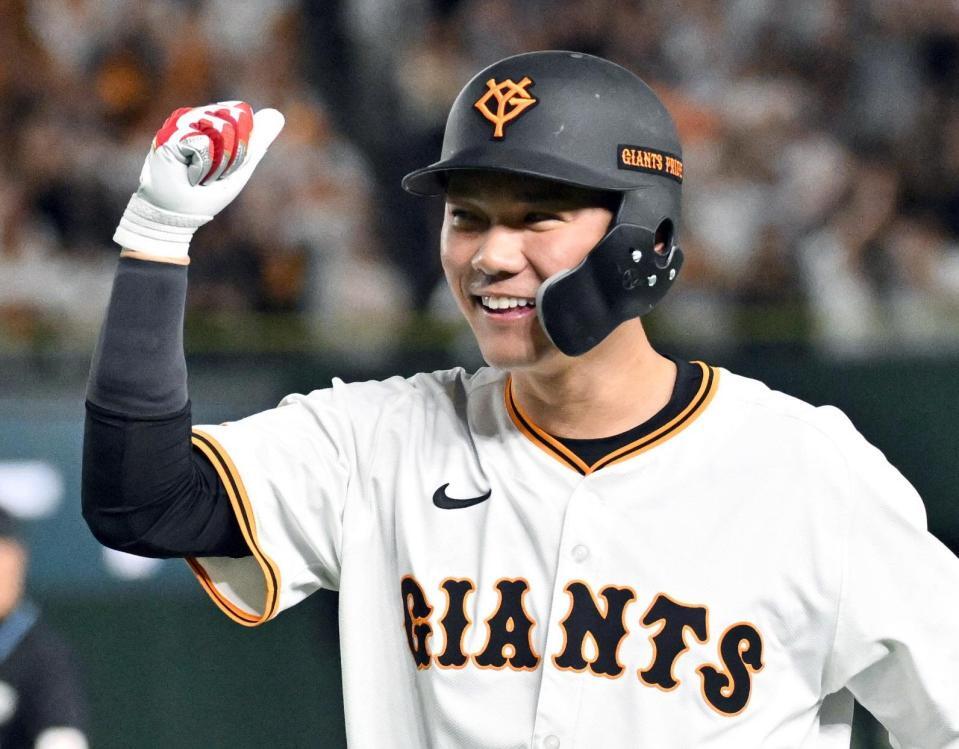 　８回、代打で決勝犠飛を放ち、ガッツポーズする坂本