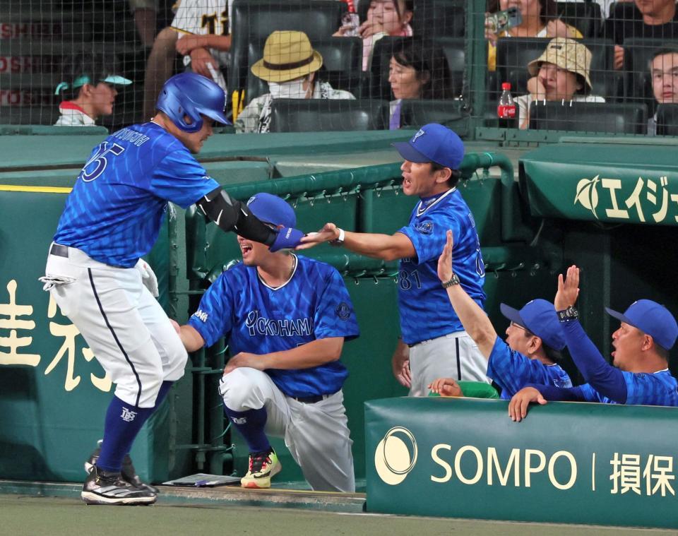 　４回、逆転３ランを放った筒香（左）とタッチを交わす三浦監督（撮影・立川洋一郎）