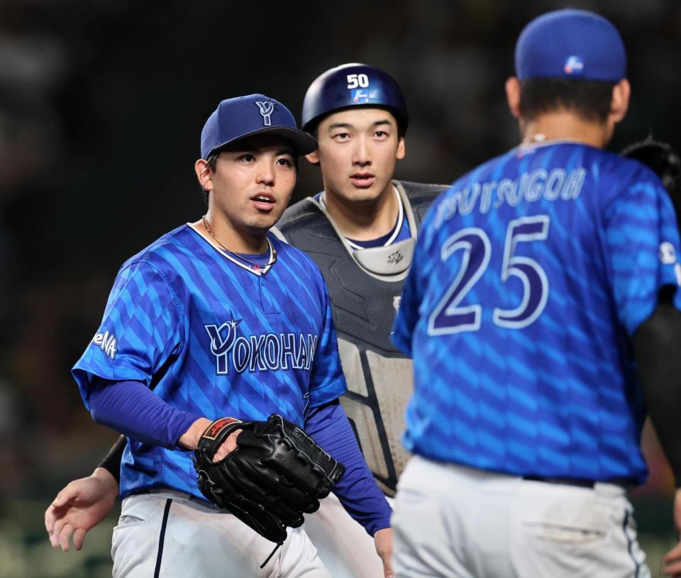 　５回を無失点に抑えた東は筒香（右）に声をかける（撮影・田中太一）