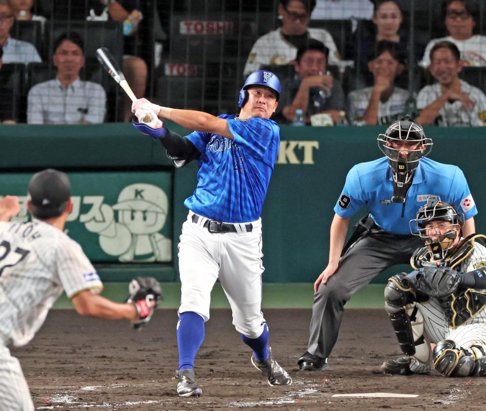 　４回、逆転の３ランを放つ筒香（撮影・立川洋一郎）