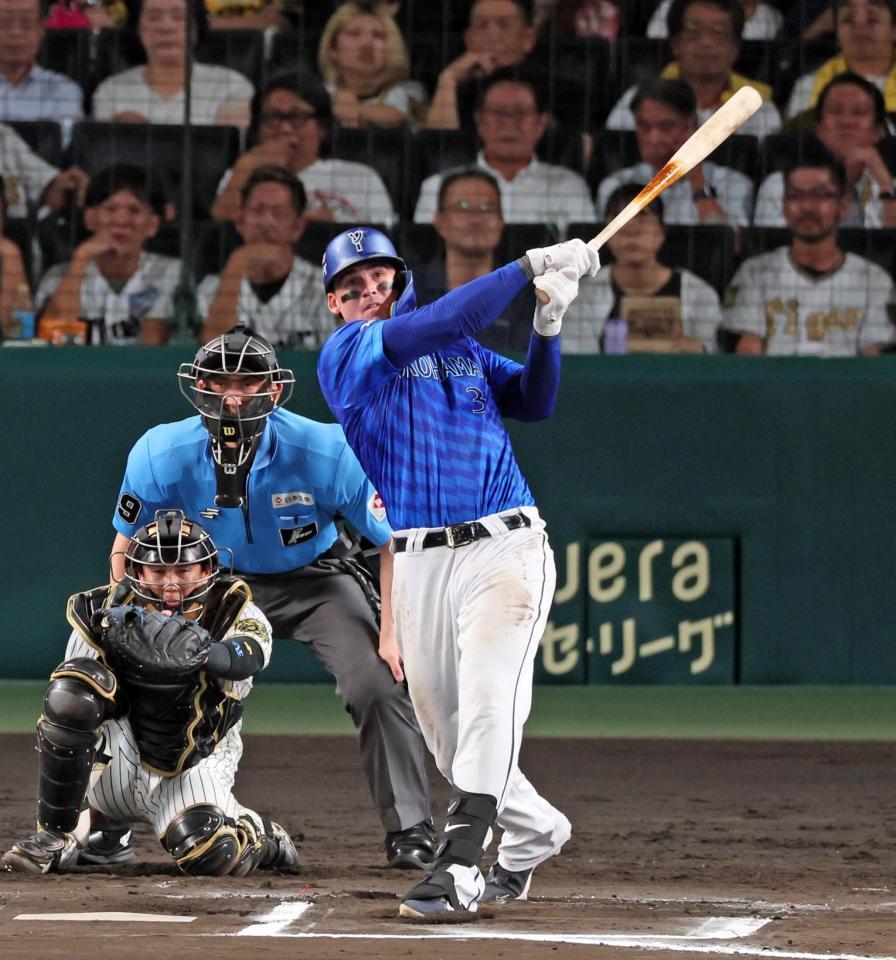 　６回、左中間スタンドへソロを放つオースティン（撮影・立川洋一郎）