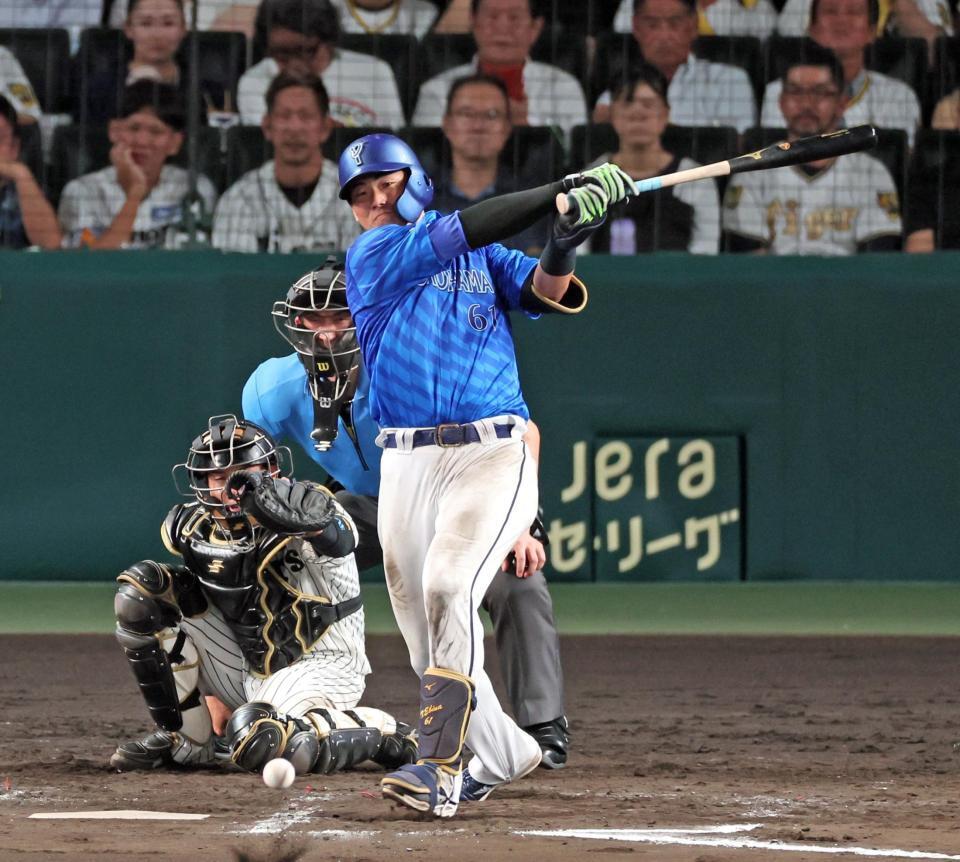 　７回、中前へ２点適時打を放つ蝦名（撮影・立川洋一郎）