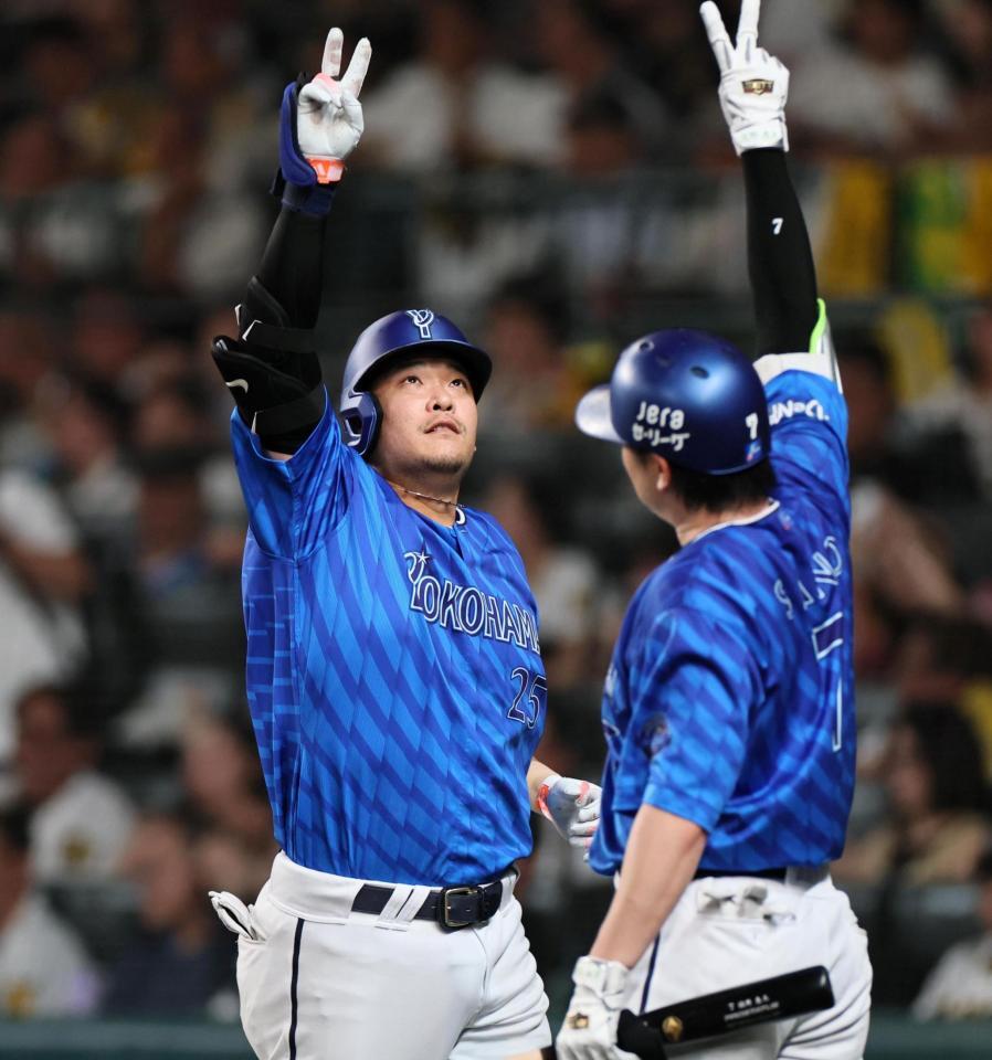 　４回、３ランを放った筒香（左）は佐野に迎えられる（撮影・田中太一）