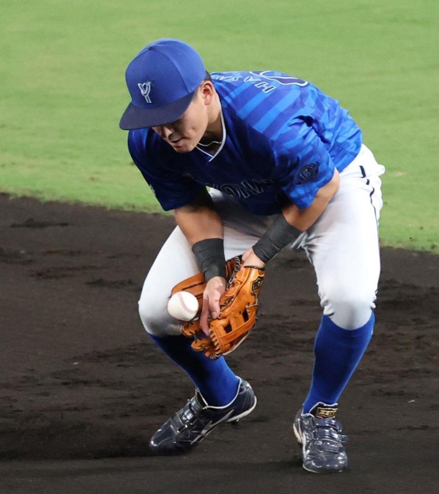 　３回、近本のゴロをファンブルする林（撮影・北村雅宏）