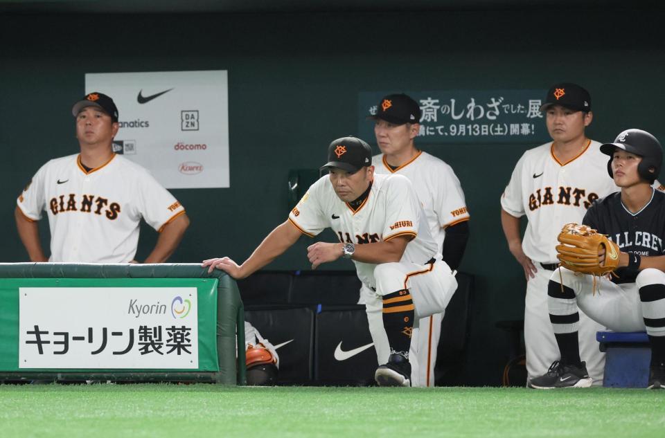 　７回、キャベッジの打席を見つめる阿部監督（中央）＝撮影・石井剣太郎