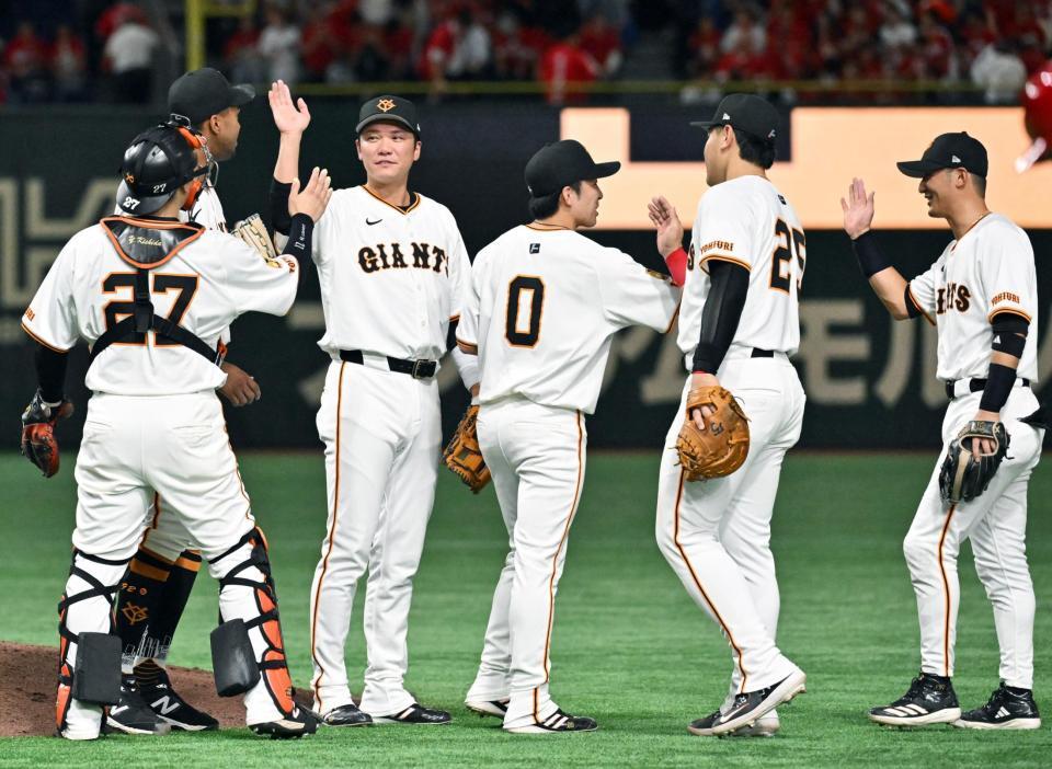 　広島に連勝し、タッチを交わす巨人ナイン