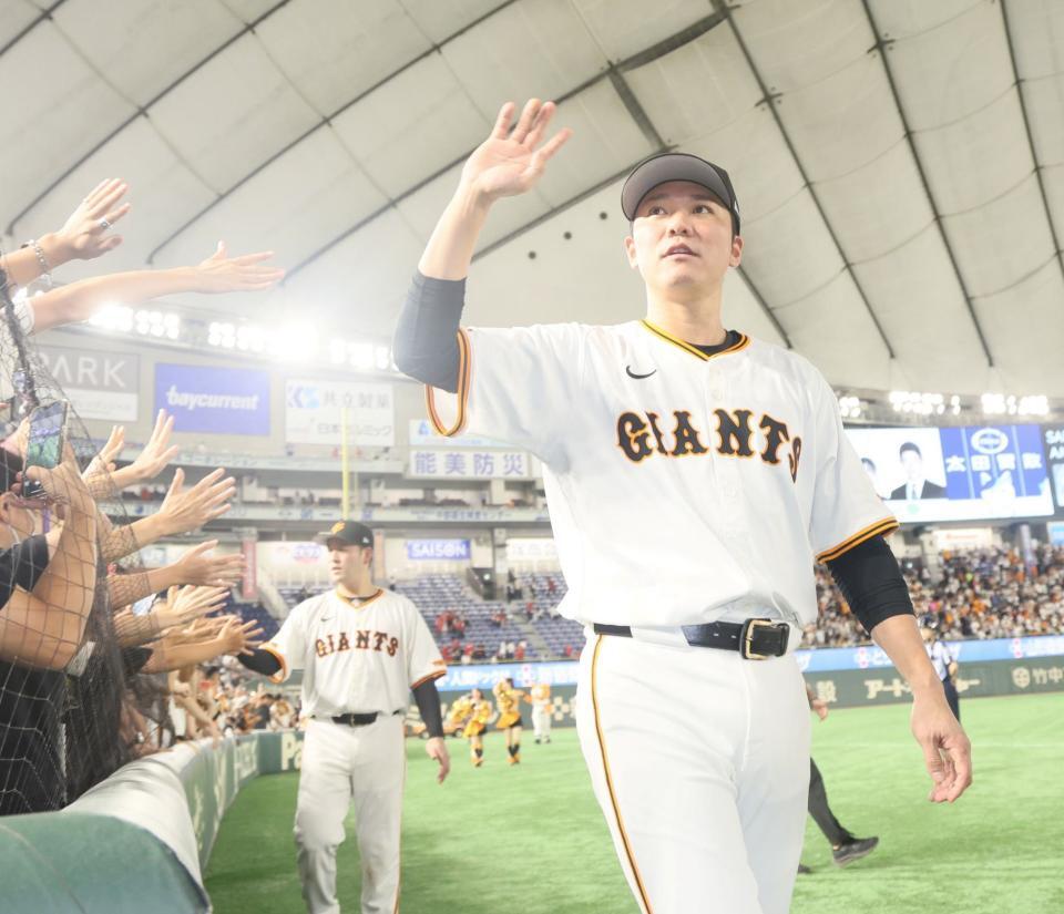 　試合を終えファンに手を振る坂本（撮影・石井剣太郎）