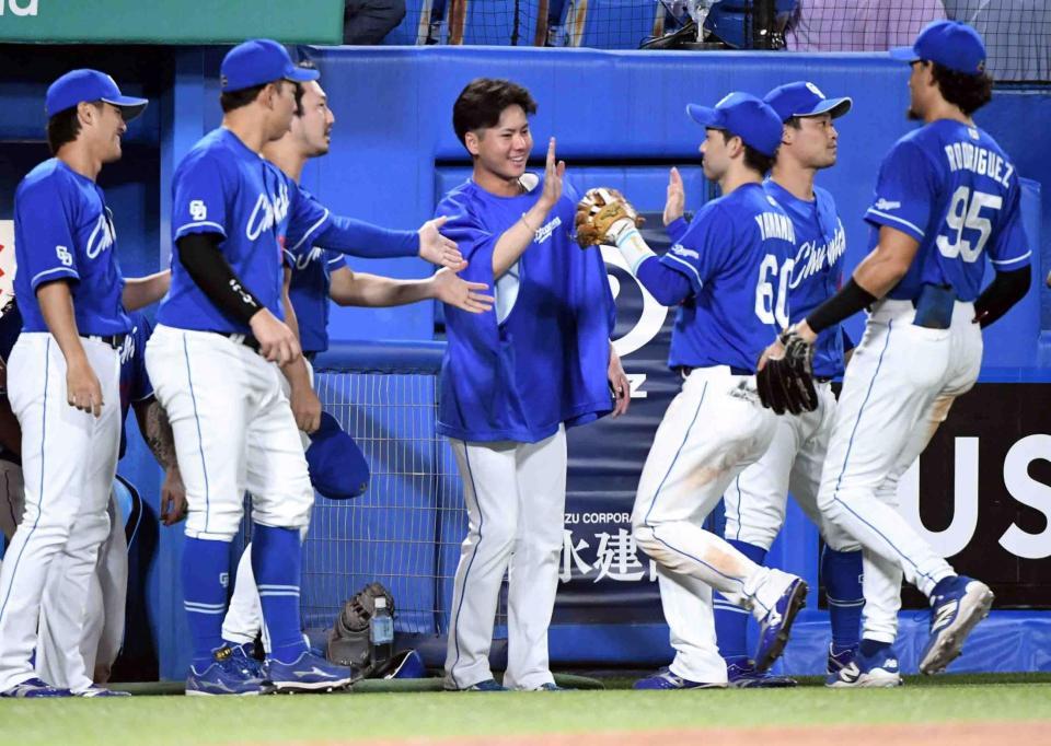 　７回、ヤクルトの反撃を１点でしのいだナインを笑顔で迎える金丸（中央）＝撮影・佐藤厚