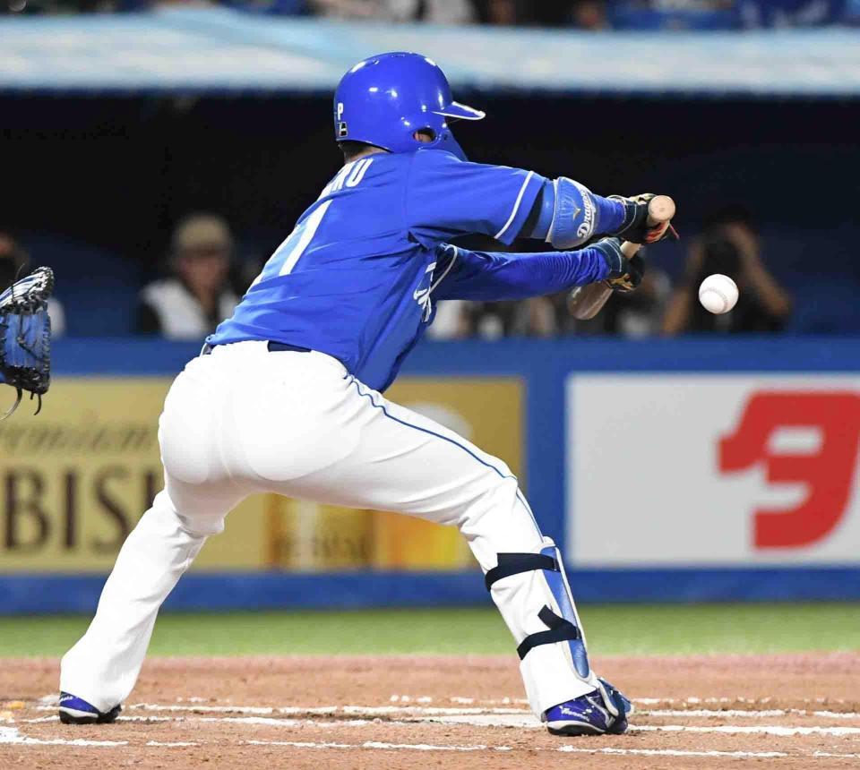 　６回、金丸は捕前に３打席連続で送りバントを決める（撮影・佐藤厚）