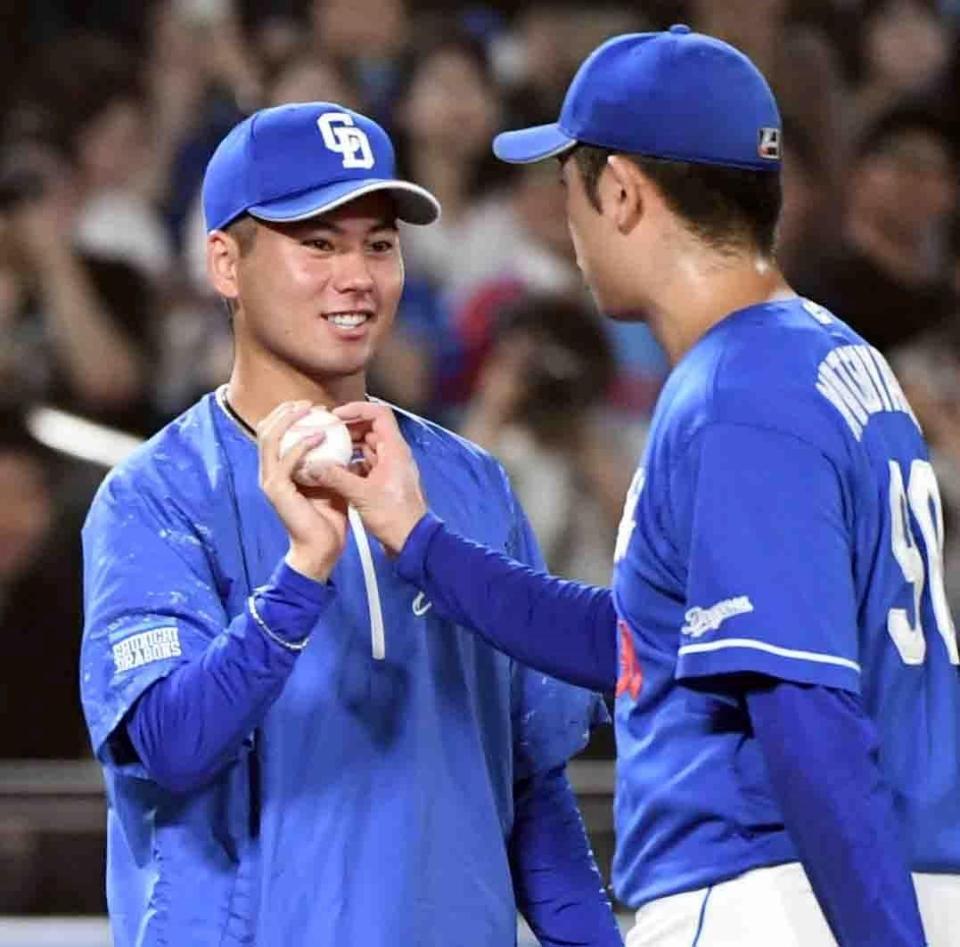 　松山（右）からウイニングボールを渡される金丸（撮影・佐藤厚）