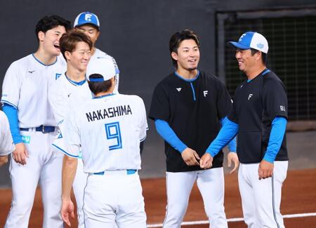 日本ハム　横尾俊建２軍打撃コーチが１軍合流　笑顔で迎えられる　八木打撃コーチが入院　優勝争いの最中で打撃陣の指南役に