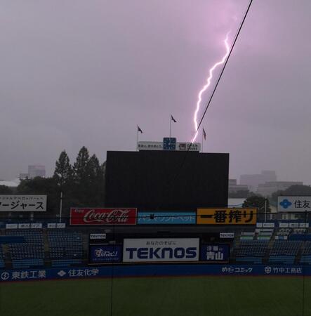　雷鳴が響く神宮球場（撮影・伊藤笙子）