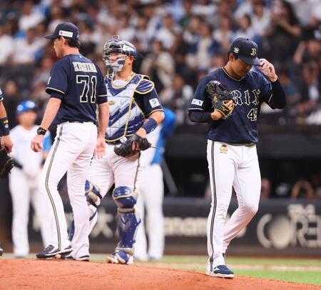 　１回途中で降板する東松（右）＝撮影・中島達哉