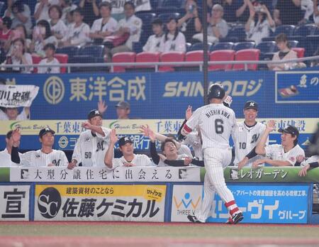 　１回、先制の左越えソロを放ちナインとタッチを交わす西川（６）＝撮影・開出牧