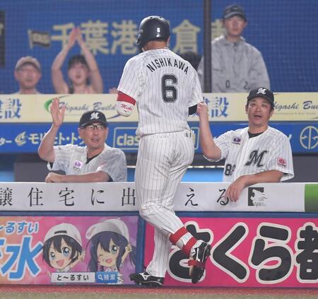 　１回、先制の左越えソロを放ち吉井監督（左）とサブローヘッドコーチ（右）とタッチを交わす西川