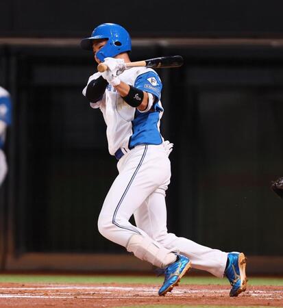 　１回、左前適時打を放つ山県（撮影・中島達哉）