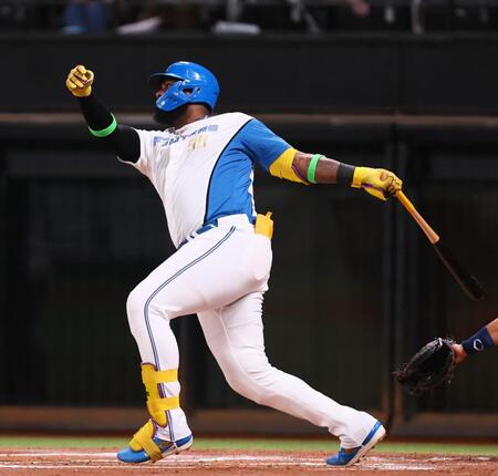 　１回、先制となる適時二塁打を放つレイエス（撮影・中島達哉）