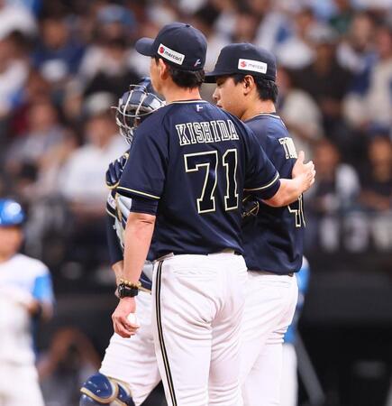 　１回、岸田監督（中央）から交代を告げられる東松（撮影・中島達哉）