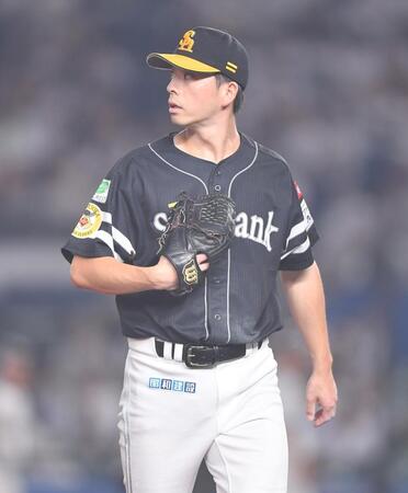 　２回に３点を奪われスコアボードを見ながらベンチへ引き揚げる大関