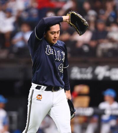 　１回、ヒット６本を浴び、１アウトしか取れず降板する東松（撮影・中島達哉）