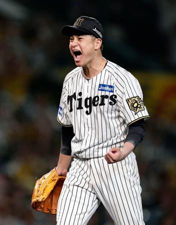 　完封で８勝目を挙げ、雄たけびを上げる阪神・大竹＝甲子園
